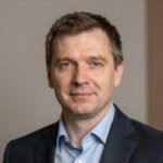 Профессиональный портрет уверенного российского бизнесмена на нейтральном фоне для новостей экономики ОАЭ