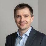 Профессиональный портрет уверенного российского бизнесмена на нейтральном фоне для новостей экономики ОАЭ